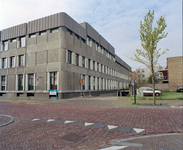 844817 Gezicht op het Psychiatrisch Ziekenhuis Willem Arntsz Huis (Lange Nieuwstraat 119) te Utrecht, met rechts de ...